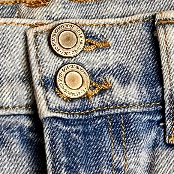So Kohls Distressed Light Blue Teen Girl SZ 0 High Rise Mom Jeans Grunge School - Picture 3 of 8